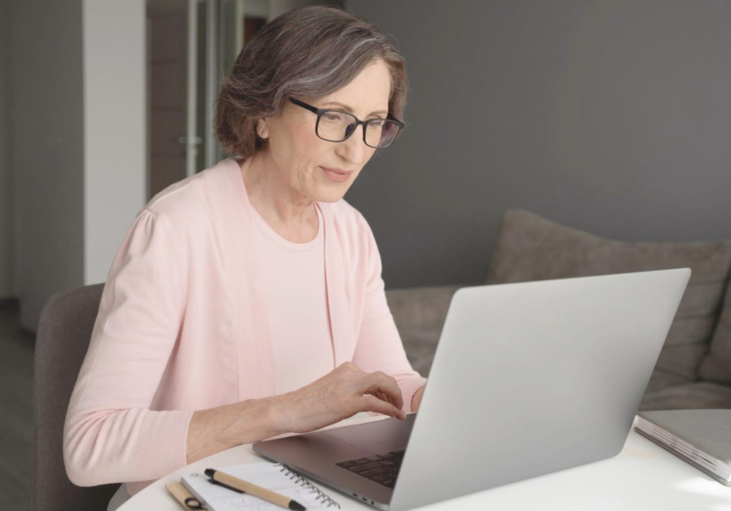 Person am Computer beim flexiblen Online-Lernen